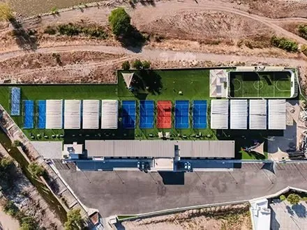 Retractable roof padel courts in Mexico